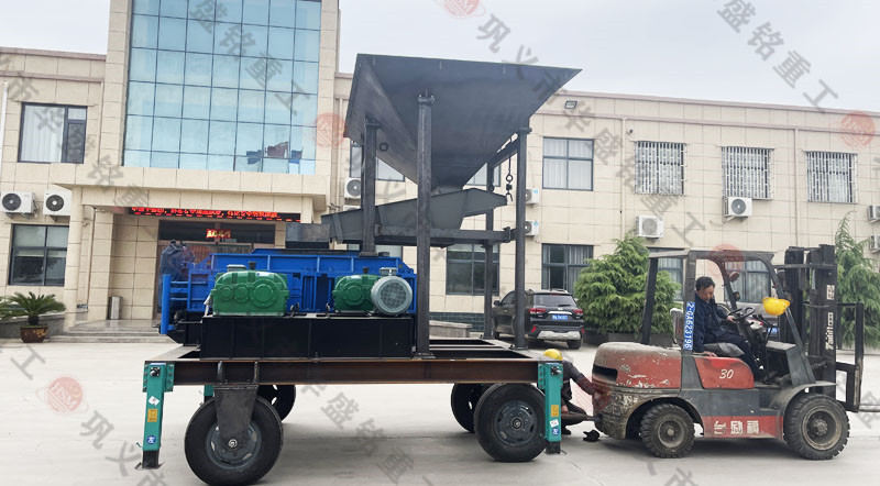 1012移動對輥破碎機時產(chǎn)量多少噸？價格多少錢一臺